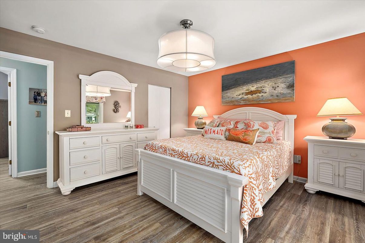 Bedroom, Interior, Pendant Lights, Wood Texture Flooring