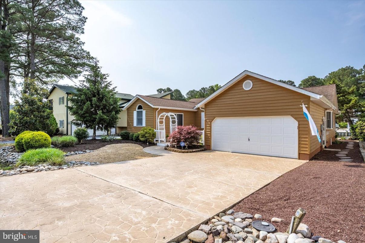 Attached, Exterior, Facade, Ranch