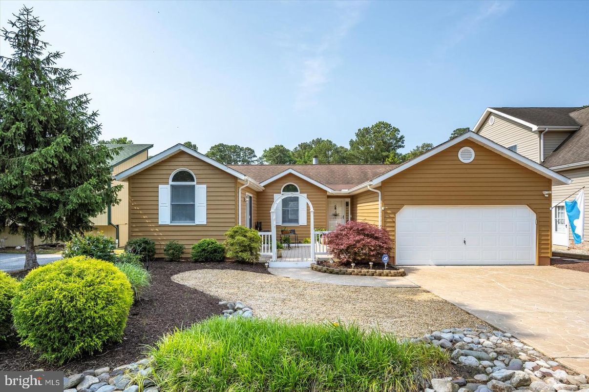 Attached, Exterior, Facade, Ranch