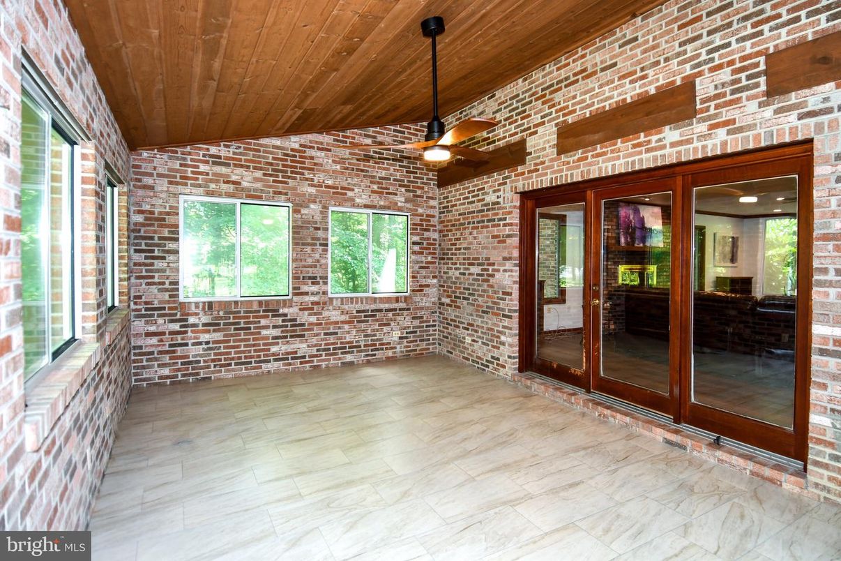 Exterior, Marble, Stone Walls