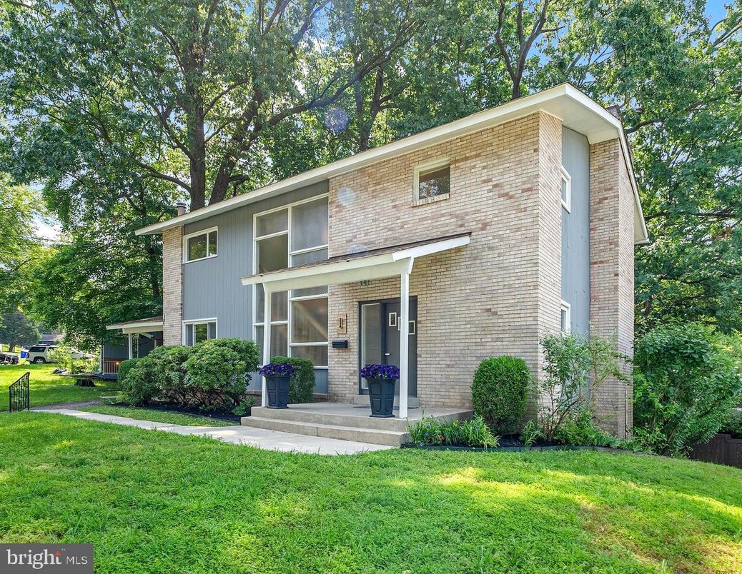 Exterior, Facade, Brick Facade, Raised Ranch