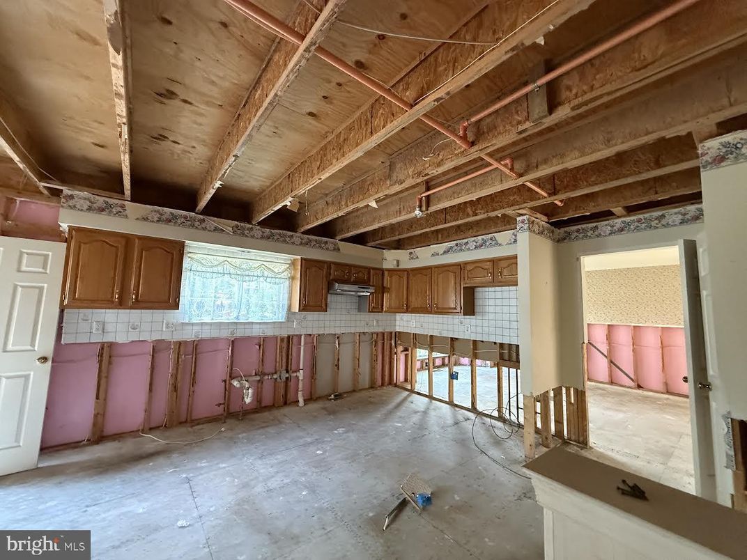 Empty room, Interior, Wooden Beams, Wooden Ceilings
