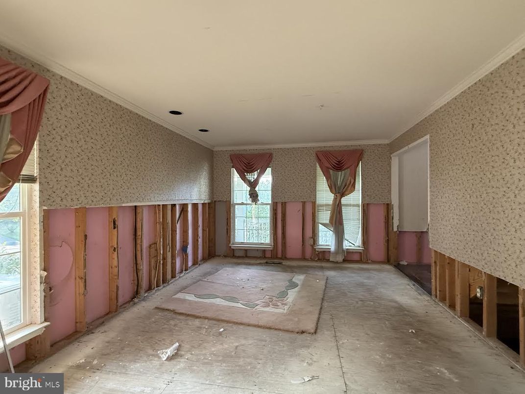 Empty room, Interior