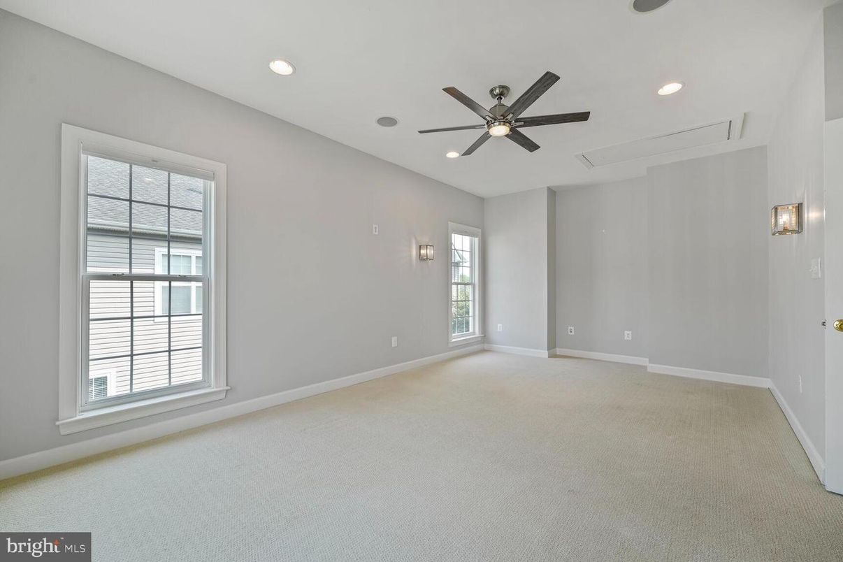 Empty room, Interior, Recessed Lighting