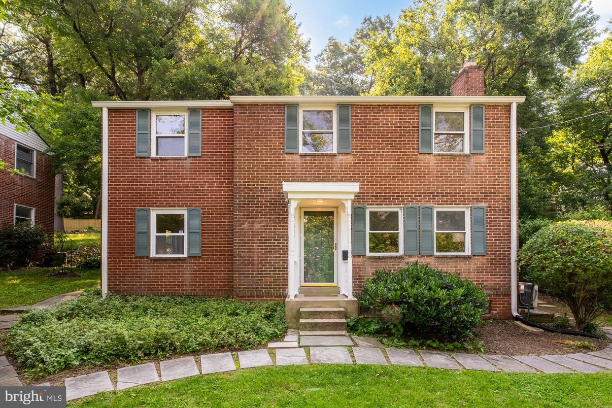 Exterior, Facade, Brick Facade, Georgian