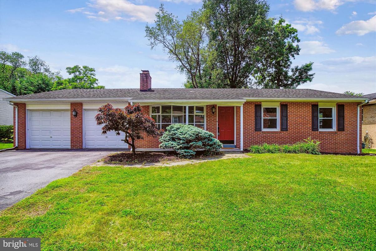 Attached, Exterior, Facade, Brick Facade, Ranch