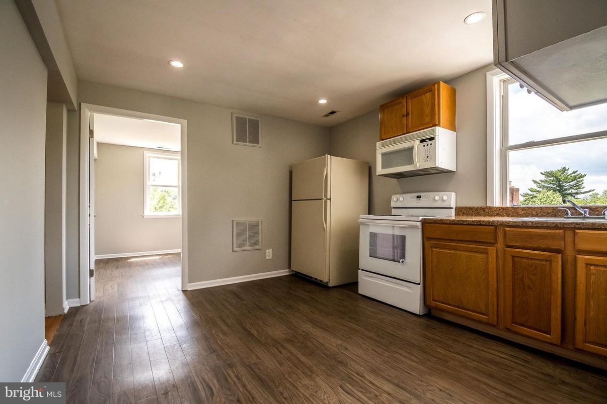 Interior, Kitchen, Recessed Lighting, Wood Texture Flooring