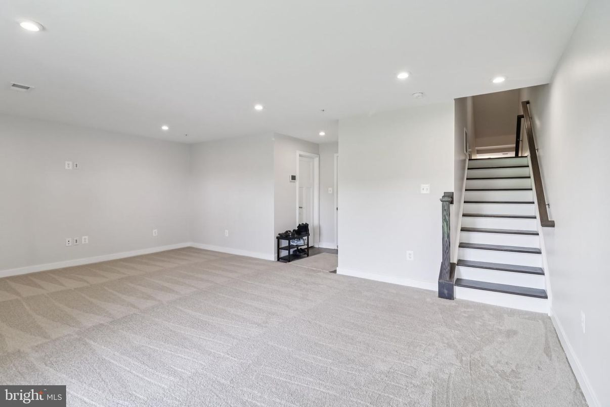 Empty room, Interior, Recessed Lighting