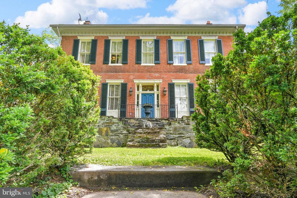 Exterior, Facade, Brick Facade, Georgian