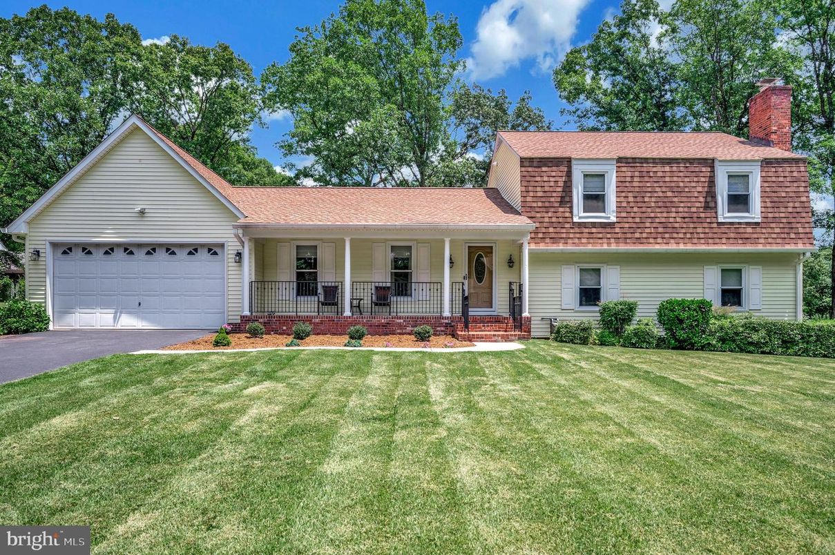 Attached, Exterior, Facade, Ranch