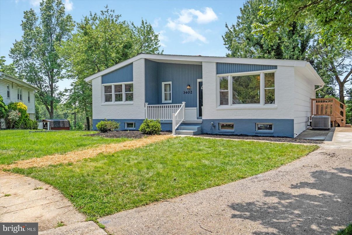 Backyard, Exterior, Facade, Raised Ranch