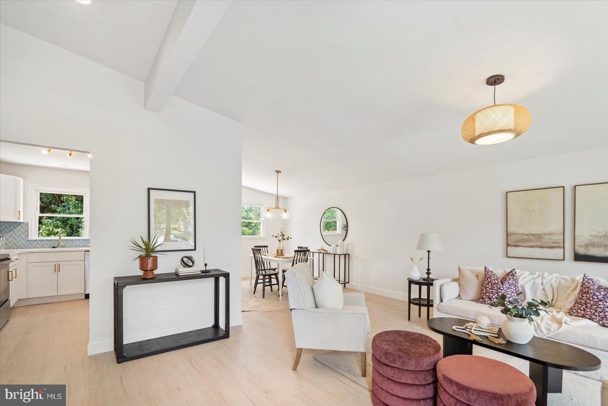 Dining room, Interior, Living room, Pendant Lights, Recessed Lighting, Wood Texture Flooring