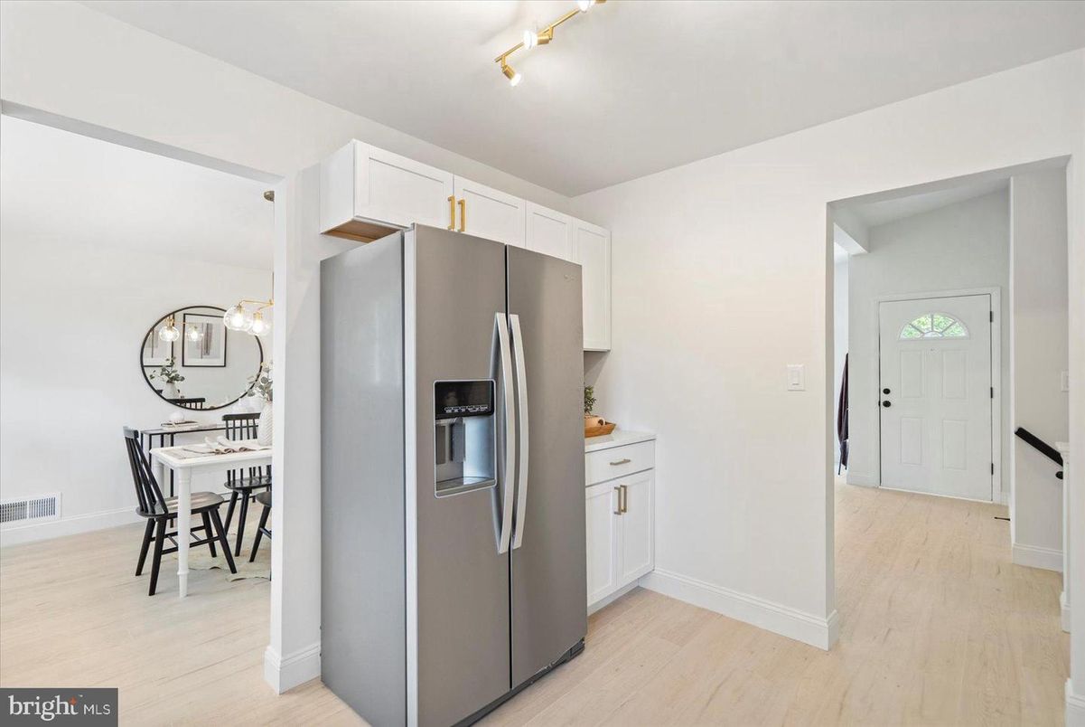 Dining room, Interior, Kitchen, Pendant Lights, Stainless Steel Appliances, Wood Texture Flooring