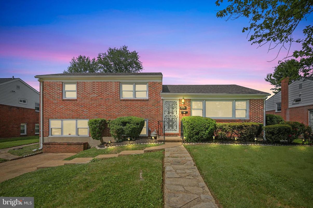 Exterior, Facade, Brick Facade, Split Level
