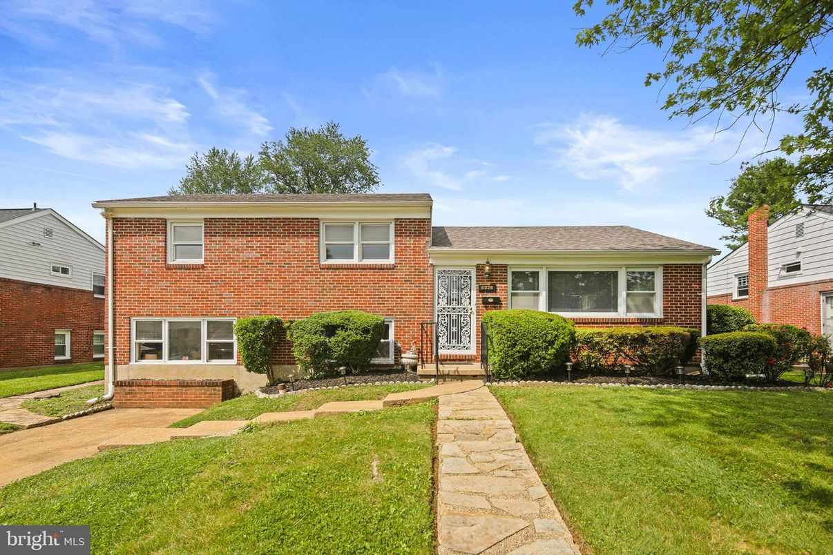 Exterior, Facade, Brick Facade, Split Level