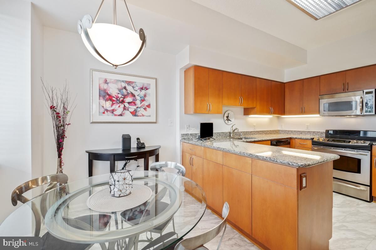 Dining room, Interior, Kitchen, Marble, Pendant Lights, Stainless Steel Appliances