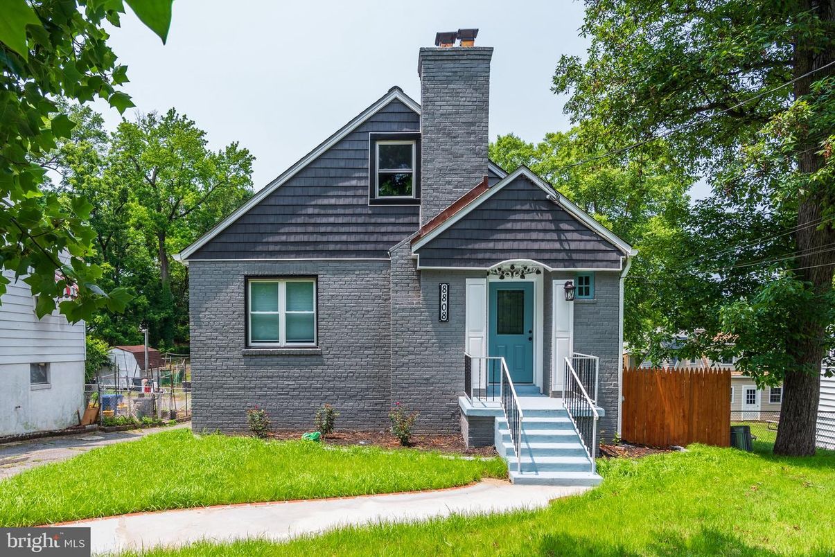 Exterior, Facade, Queen Anne Victorian