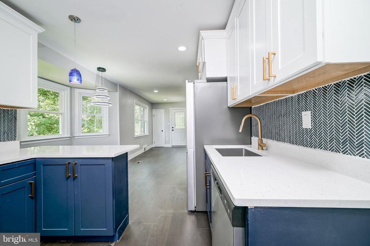 Interior, Kitchen, Pendant Lights, Recessed Lighting, Wood Texture Flooring