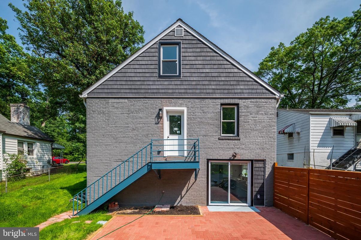 Exterior, Facade, Brick Facade, Cape Cod