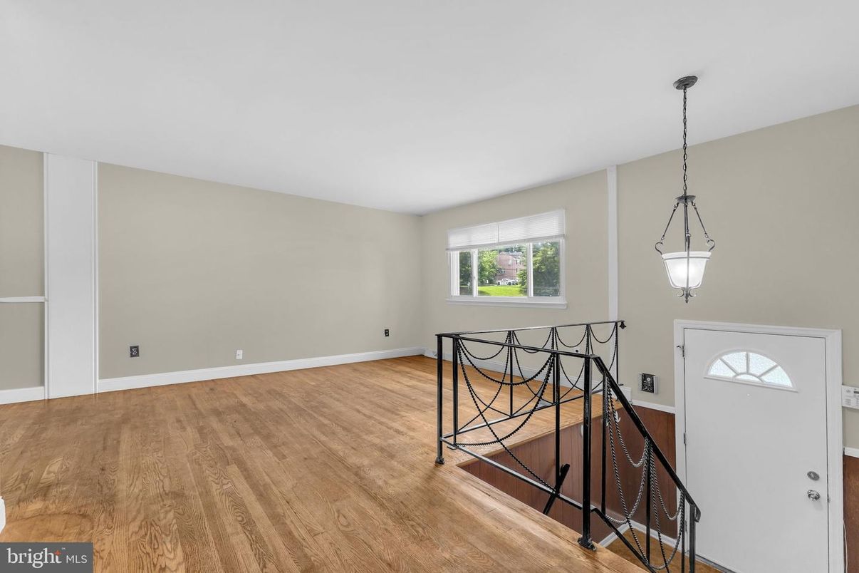 Interior, Pendant Lights, Wood Texture Flooring