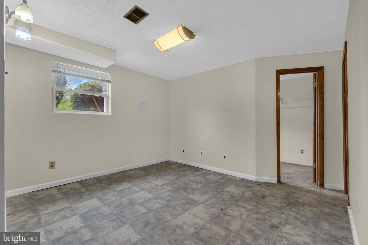 Empty room, Interior