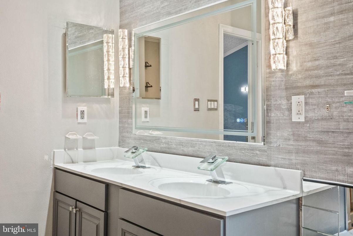 Bathroom, Dual Sink Vanities, Interior