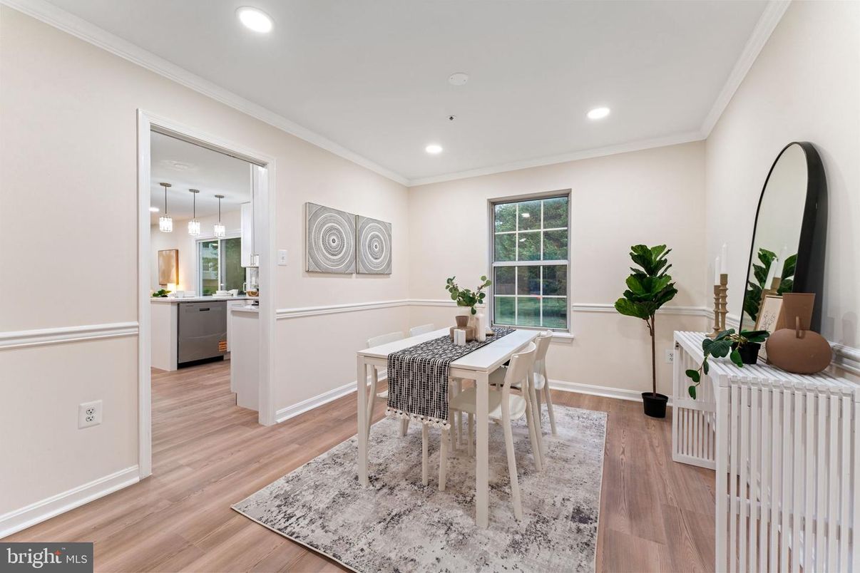 Dining room, Interior, Kitchen, Pendant Lights, Recessed Lighting, Wood Texture Flooring