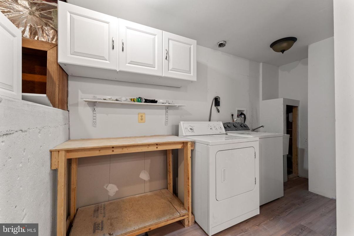 Interior, Utility Closets, Washer, Wood Texture Flooring