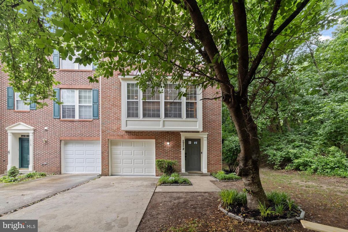 Attached, Exterior, Facade, Brick Facade, Rowhouse