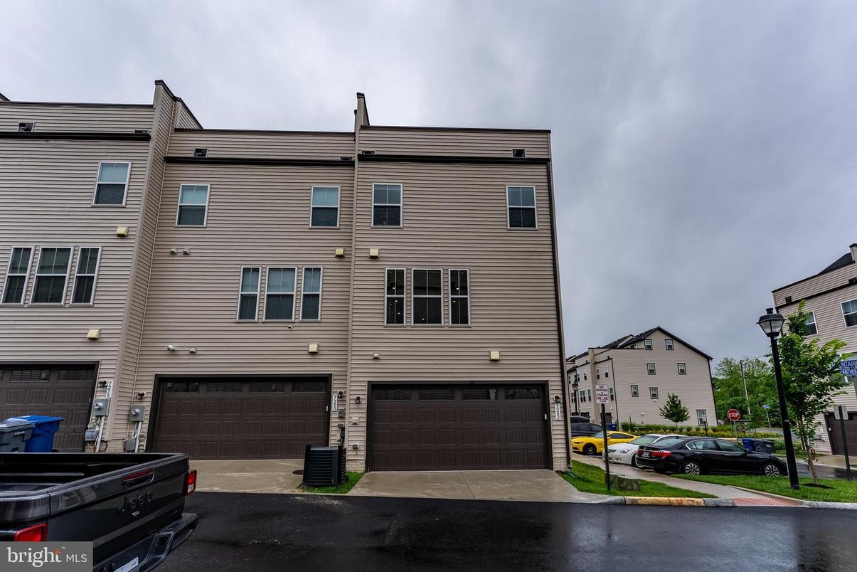 Attached, Exterior, Facade, Rowhouse