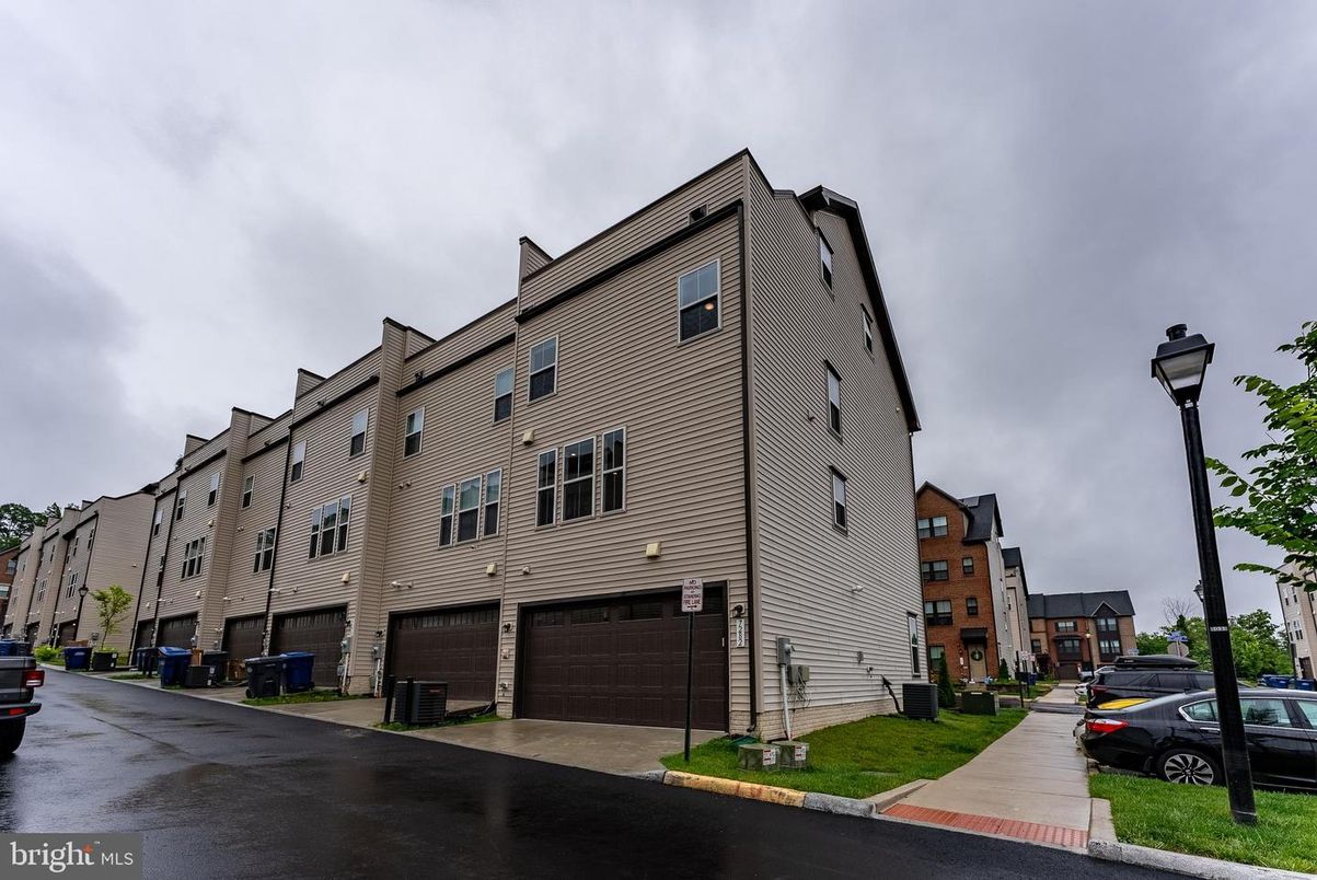 Attached, Exterior, Facade, Rowhouse