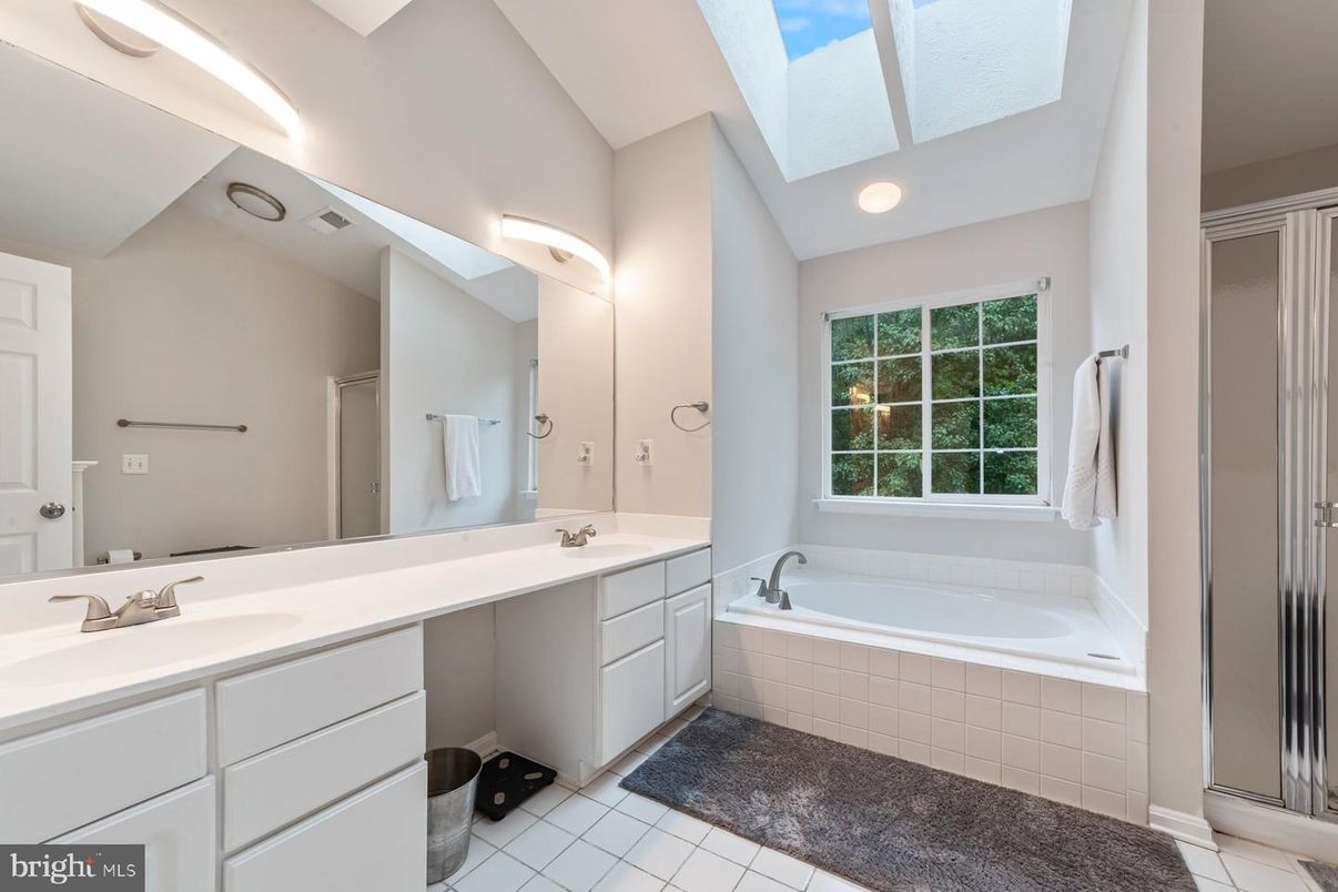 Bathroom, Dual Sink Vanities, Interior, Recessed Lighting