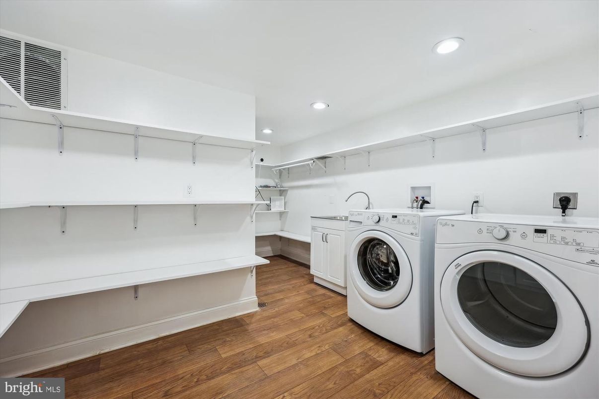 Interior, Recessed Lighting, Washer, Wood Texture Flooring