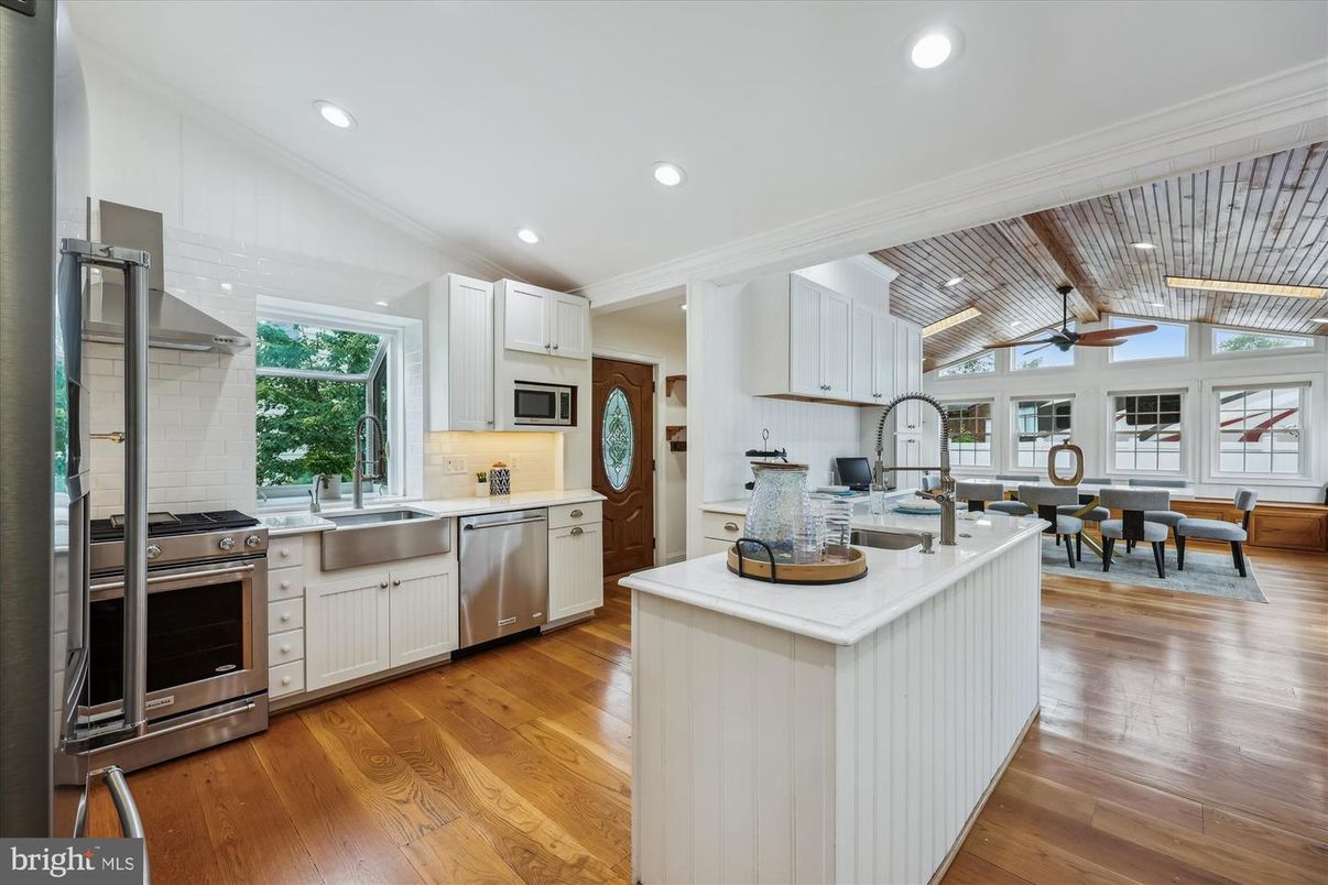 Dining room, Interior, Kitchen, Recessed Lighting, Stainless Steel Appliances, Wood Texture Flooring