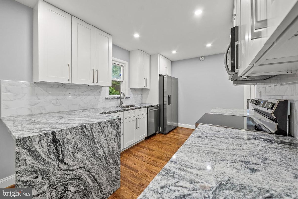 Interior, Kitchen, Recessed Lighting, Washer, Wood Texture Flooring