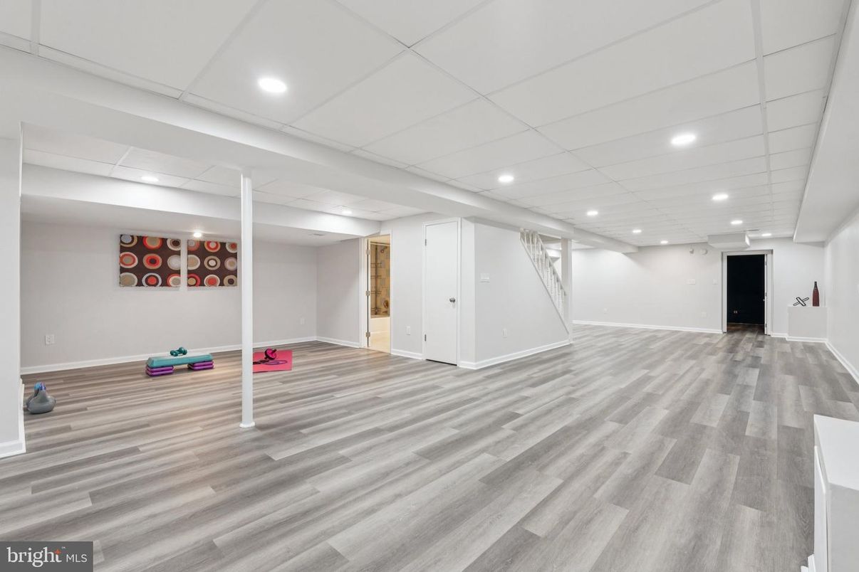 Interior, Recessed Lighting, Wood Texture Flooring