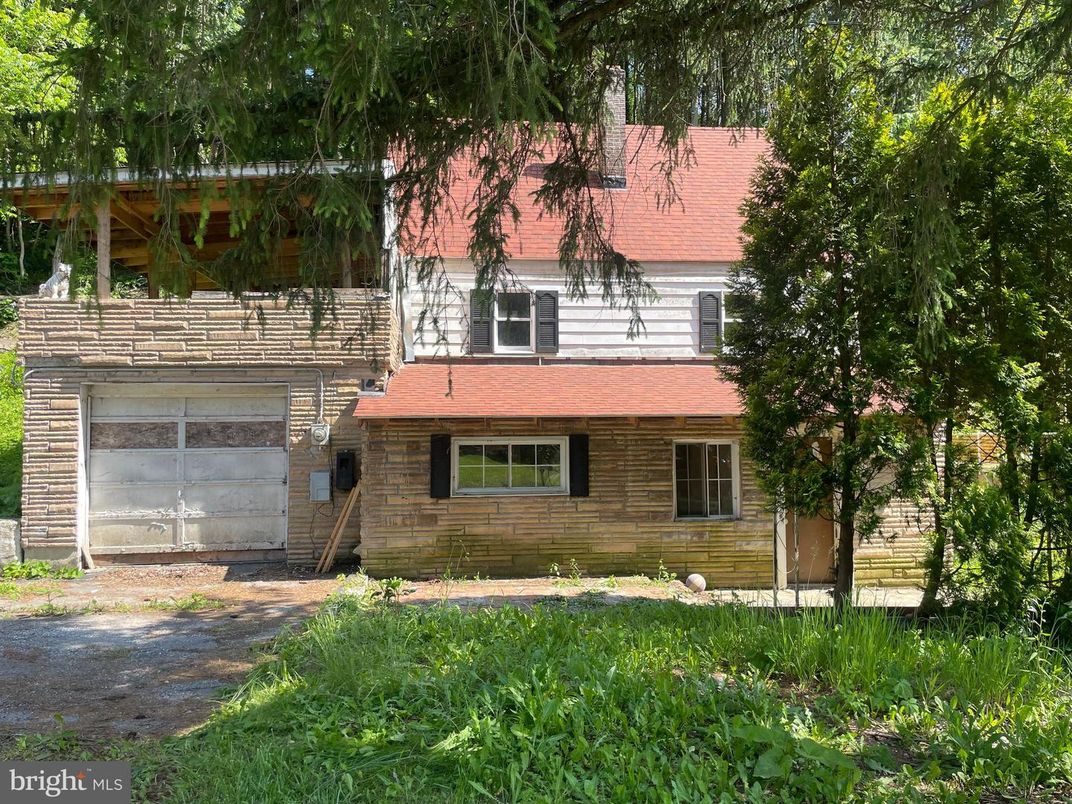 Attached, Exterior, Facade, Cape Cod