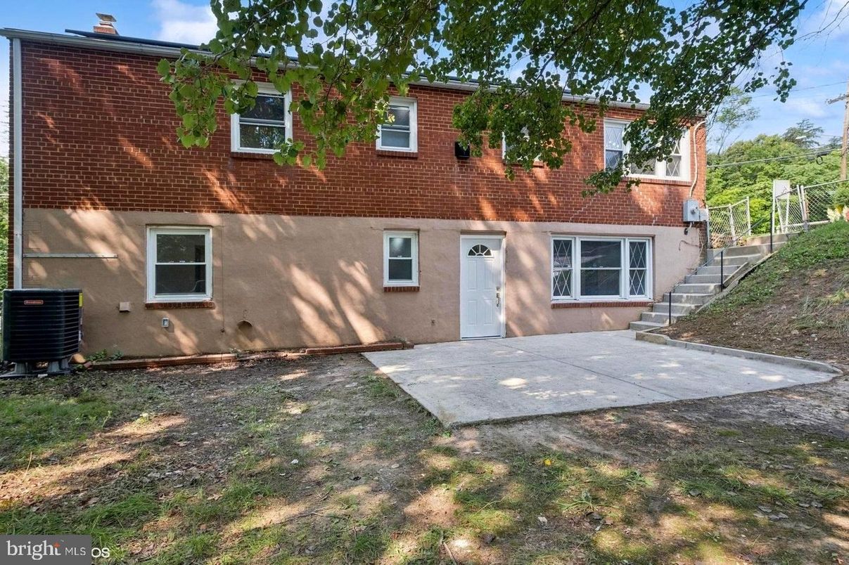Exterior, Facade, Brick Facade, Cape Cod