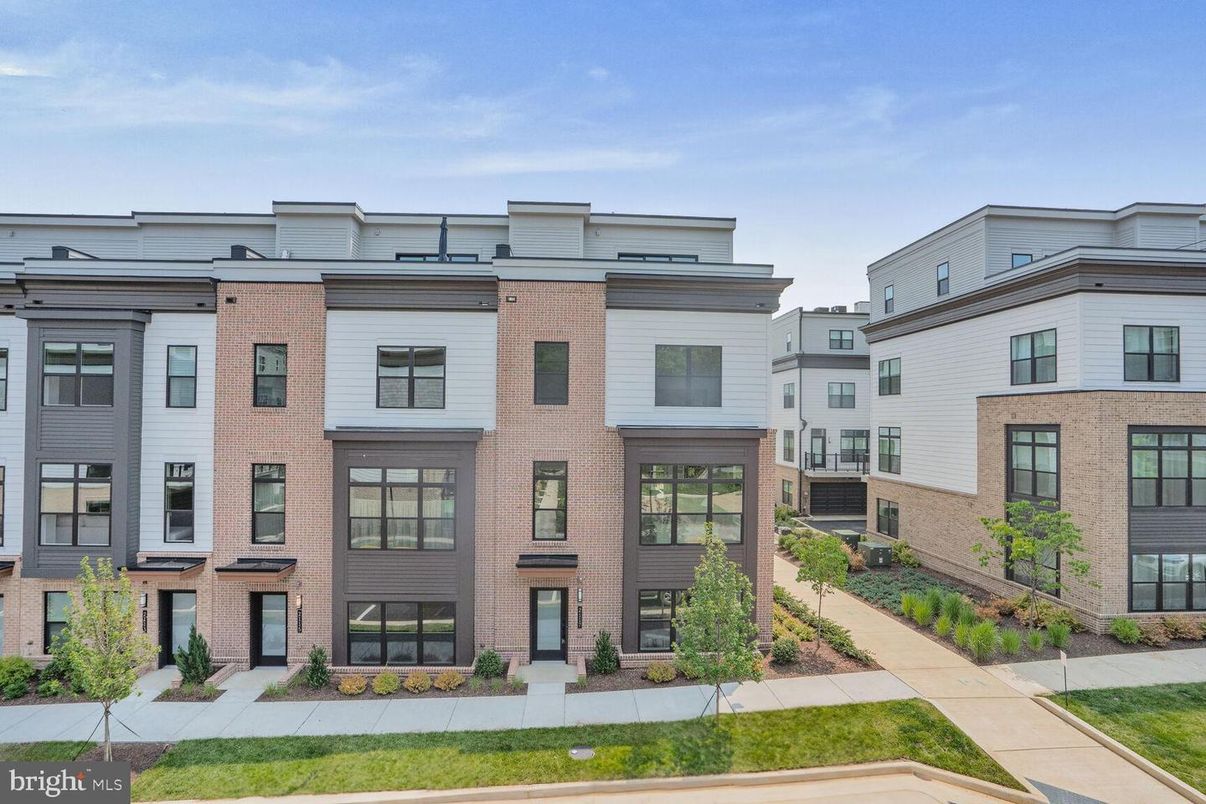 Exterior, Facade, Brick Facade, Rowhouse