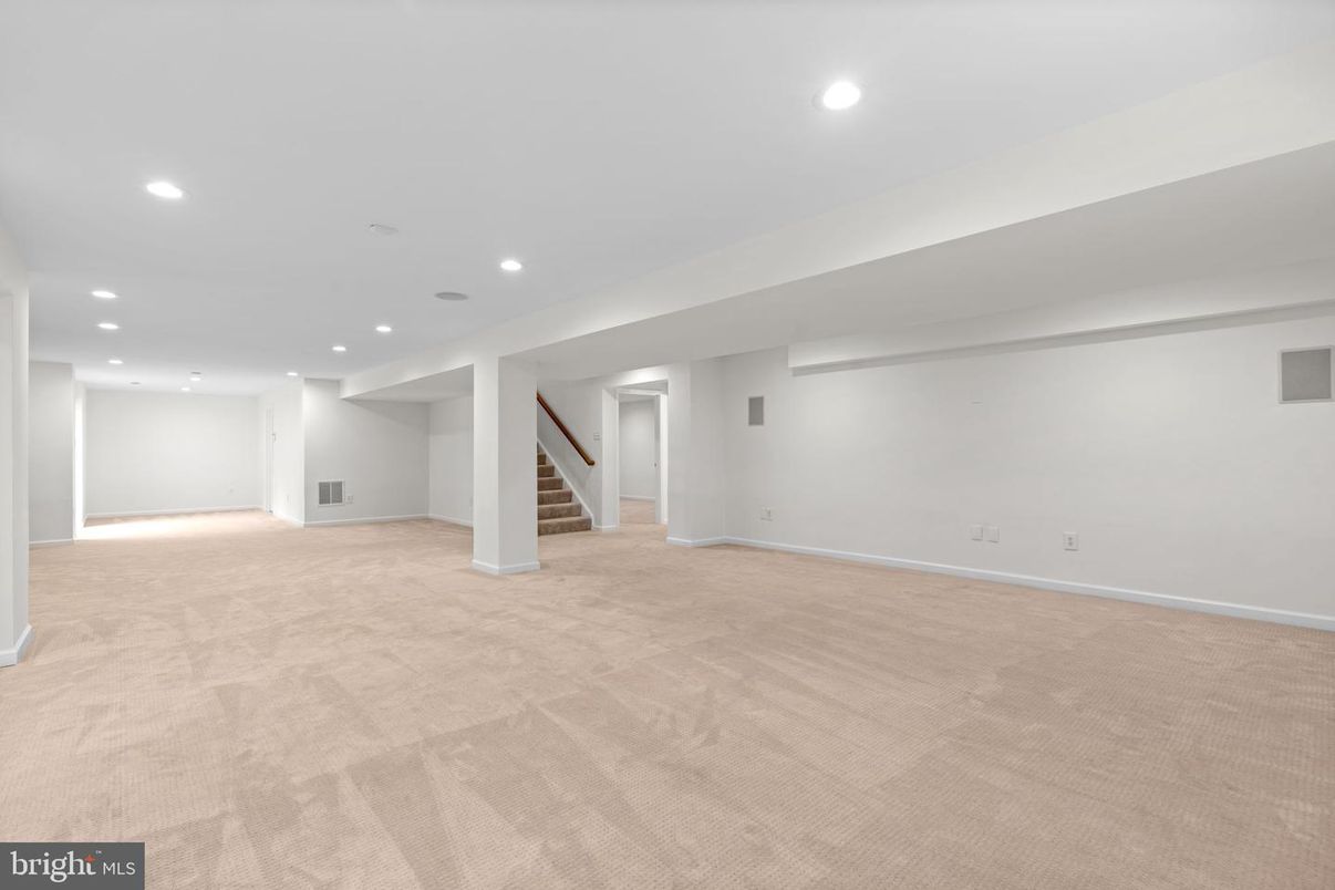 Empty room, Interior, Recessed Lighting