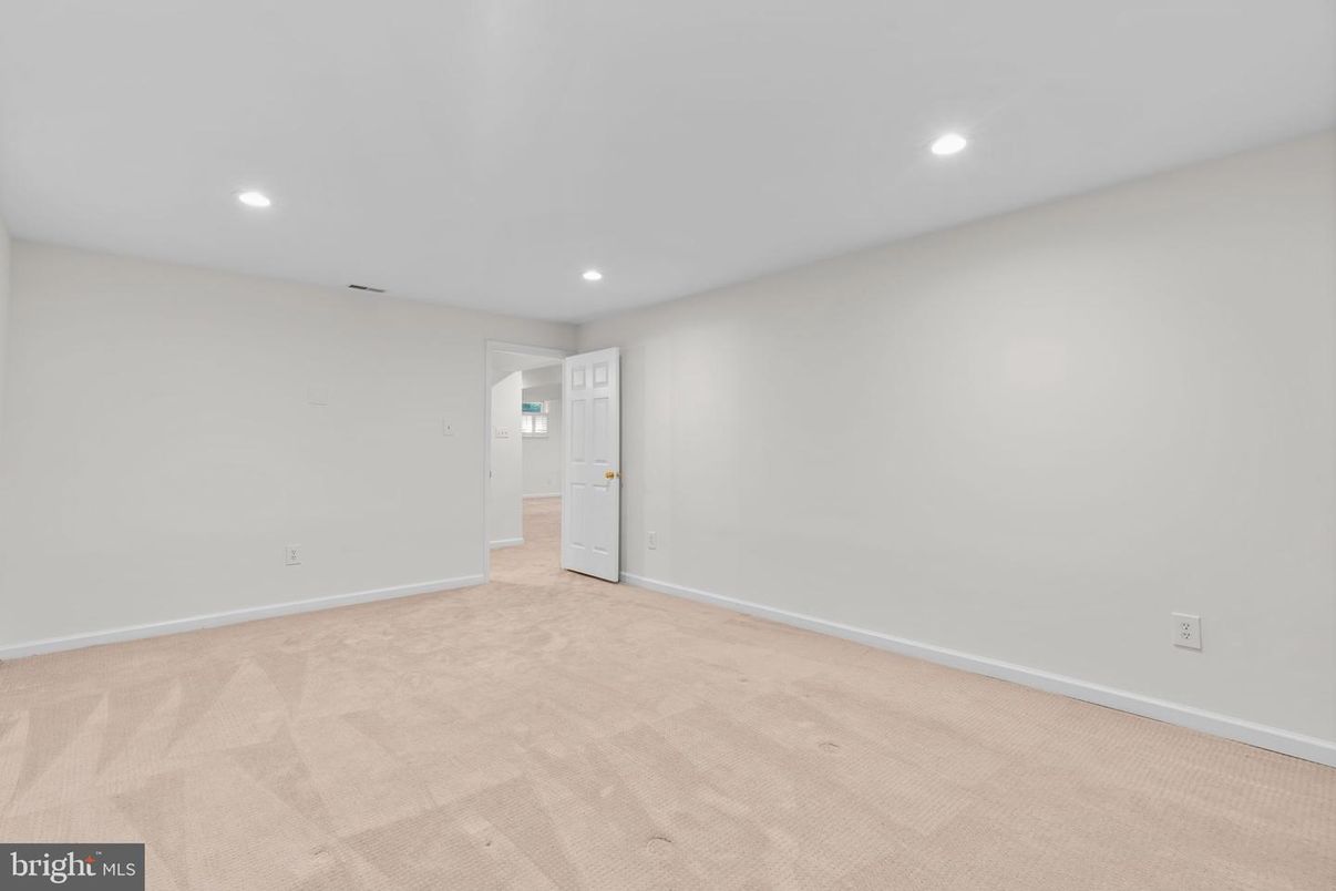 Empty room, Interior, Recessed Lighting