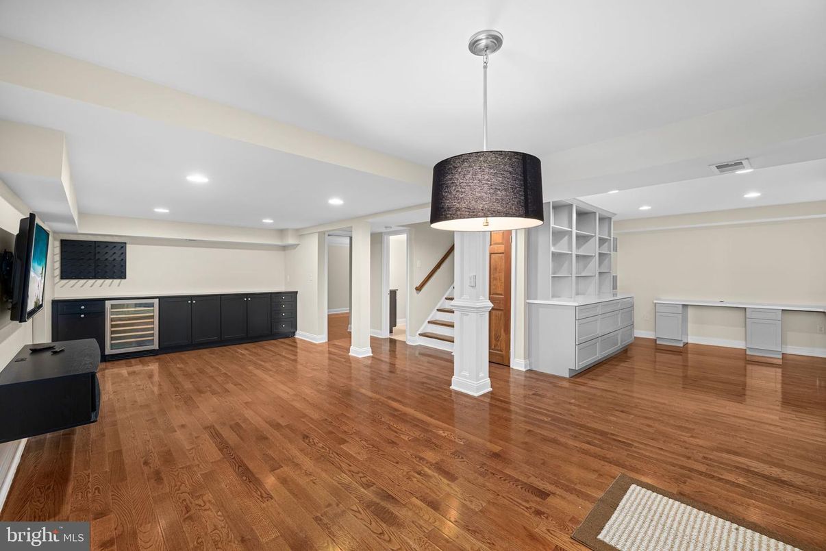 Interior, Recessed Lighting, Wood Texture Flooring