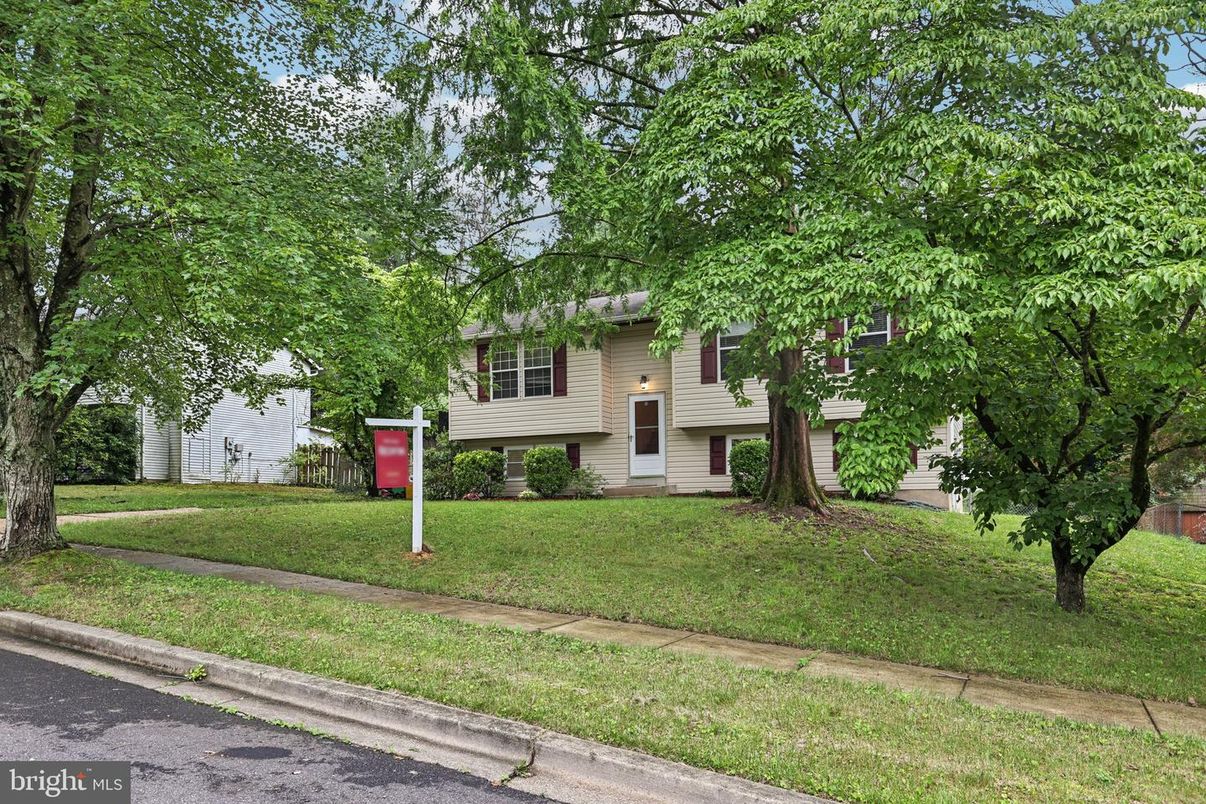 Exterior, Facade, Raised Ranch
