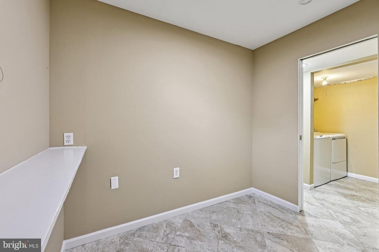 Empty room, Interior, Recessed Lighting, Washer
