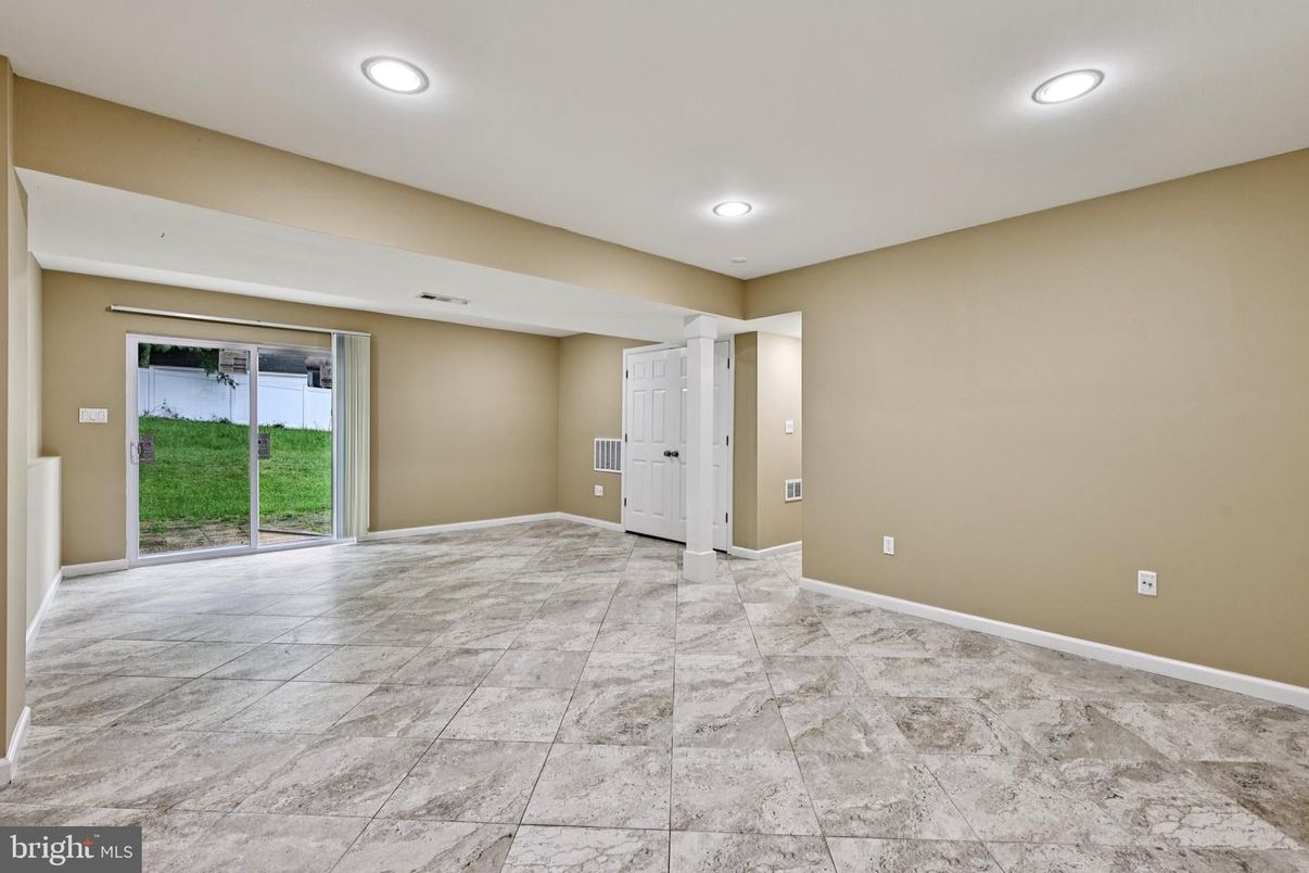 Empty room, Interior, Recessed Lighting
