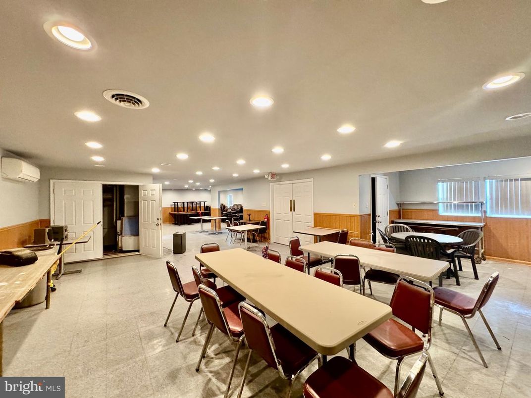 Dining room, Interior, Recessed Lighting
