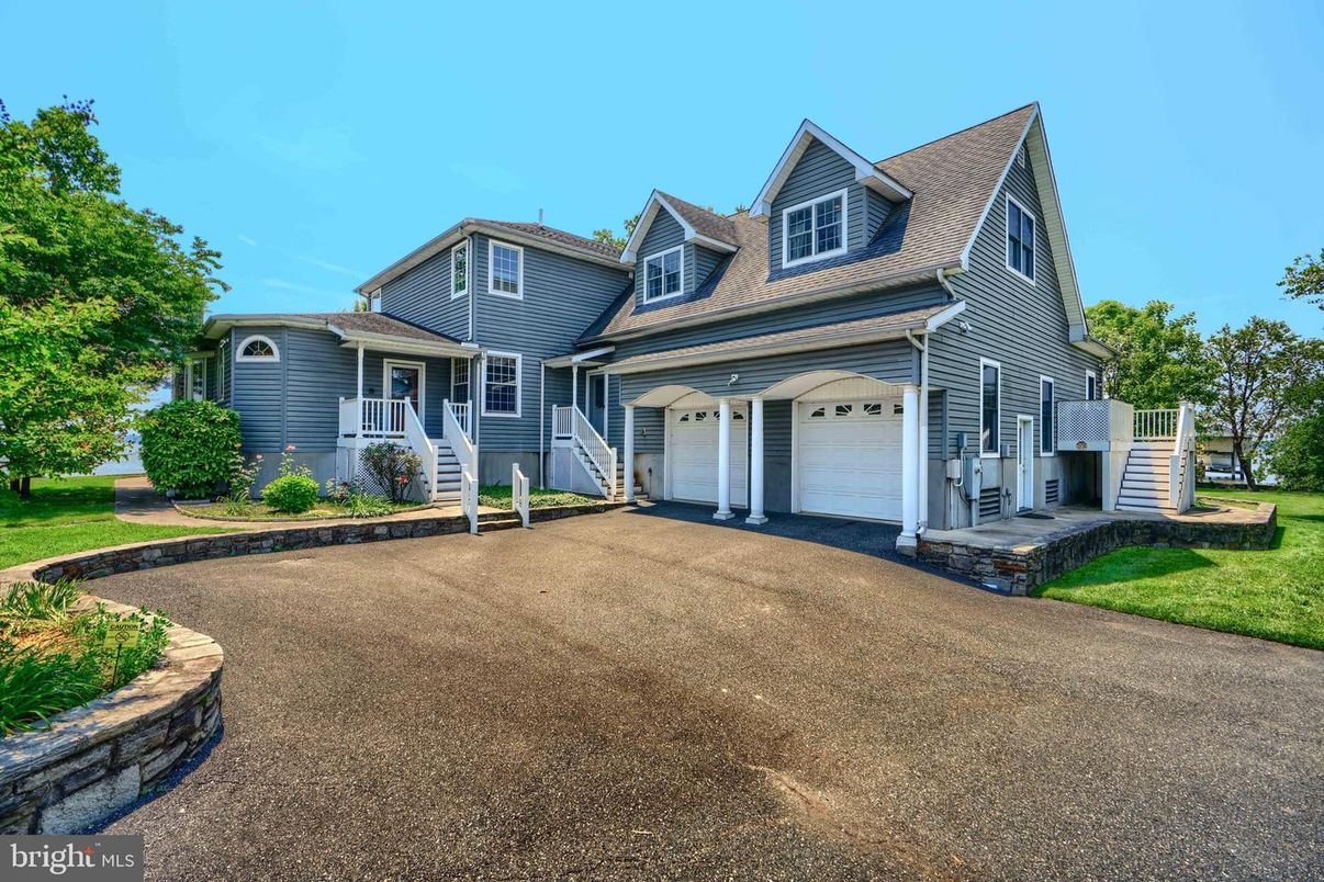 Attached, Exterior, Facade, Queen Anne Victorian
