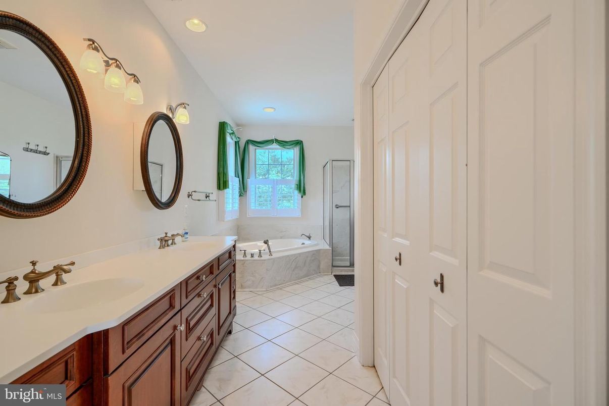 Bathroom, Dual Sink Vanities, Interior, Recessed Lighting