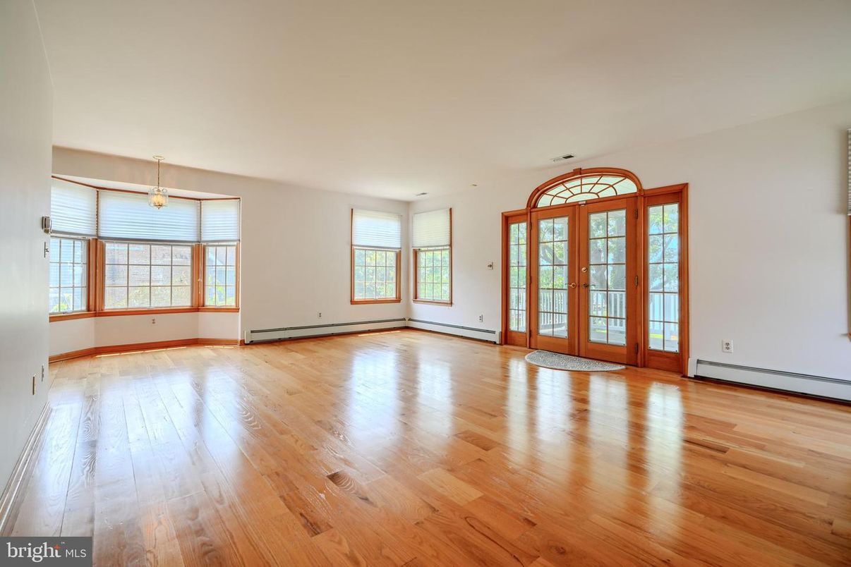 Empty room, Interior, Pendant Lights, Wood Texture Flooring