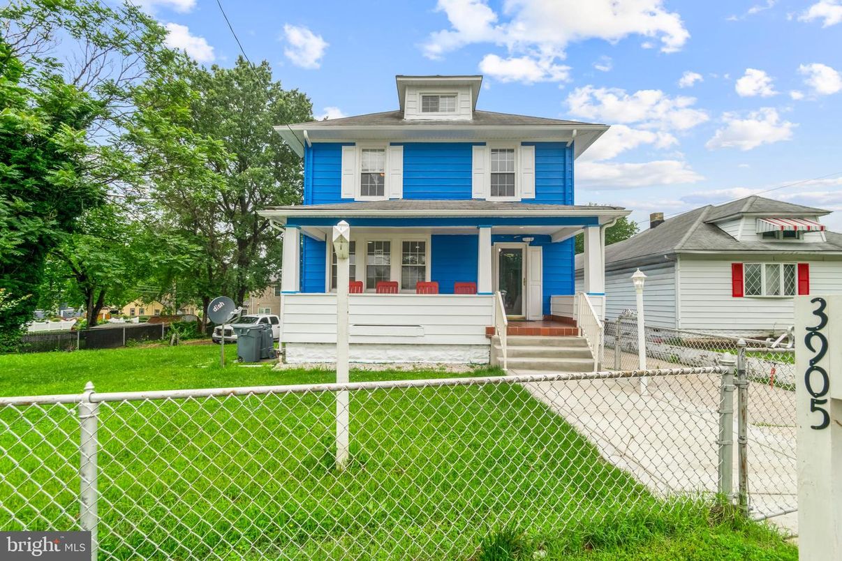 Exterior, Facade, American Foursquare